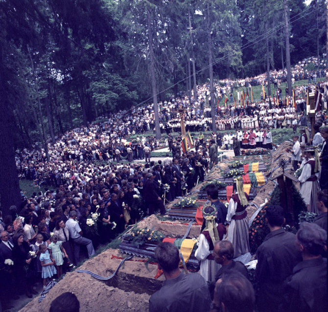 Tado Dambrausko nuotr./Medininkų žudynių aukų laidotuvės Antakalnio kapinėse (1991 m.)