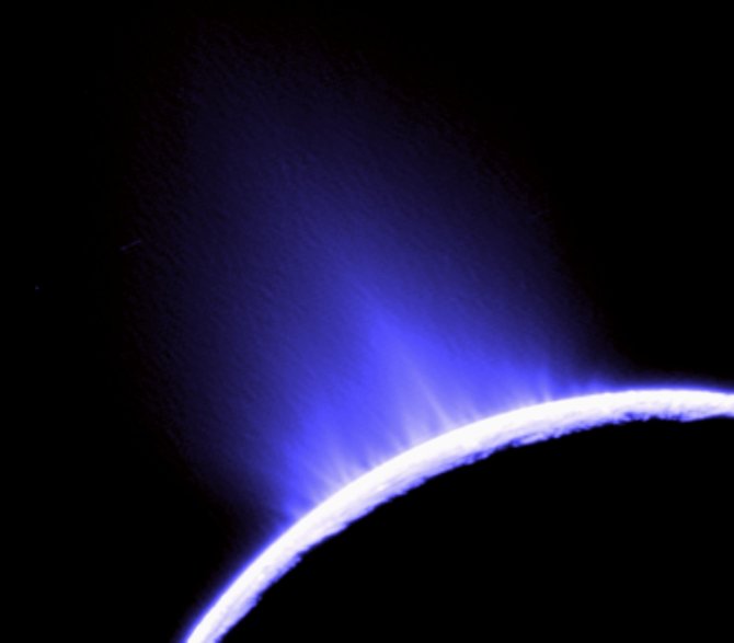 SSI/JPL/ESA/NASA nuotr./Geizeriai Saturno palydove Encelade. 