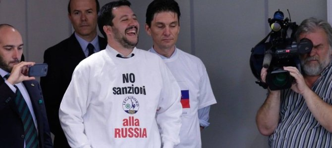 „Twitter“ nuotr./„Sankcijoms Rusijai – ne“, – skelbiama ant M.Salvini vilkimų marškinėlių