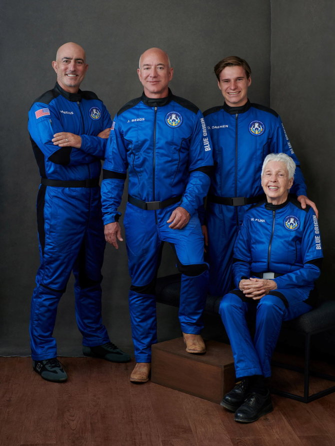 „Reuters“/„Scanpix“ nuotr./Iš kairės: Milijardierius Jeffas Bezosas, jo brolis Markas Bezosas, novatorė aviatorė Wally Funk ir neseniai Nyderlandų vidurinę mokyklą baigęs Oliveris Demenas.