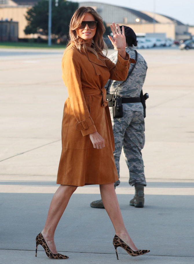 „Reuters“/„Scanpix“ nuotr./Melania Trump oro uoste Vašingtone, prieš išvykimą į Afriką