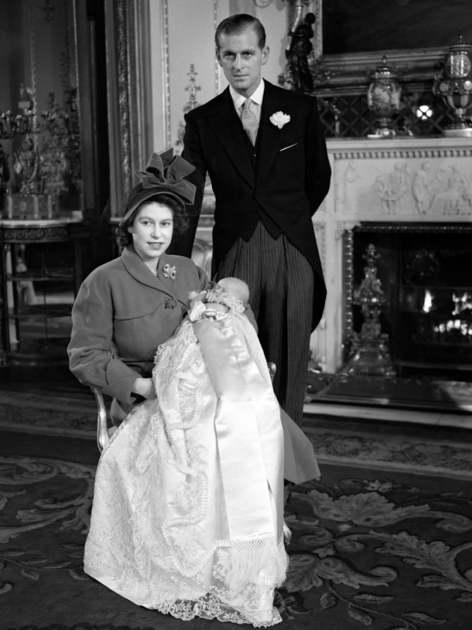 „Scanpix“/„PA Wire“/„Press Association Images“ nuotr./Karalienė Elizabeth II ir princas Philipas su sūnumi Charlesu per jo krikštynas (1948 m.)