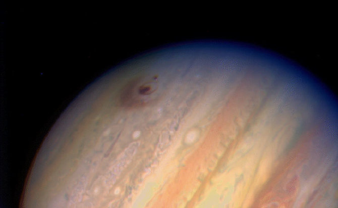 Susidūrimų pėdsakai Jupiterio paviršiuje buvo matomi beveik metus. Wikipedia.com