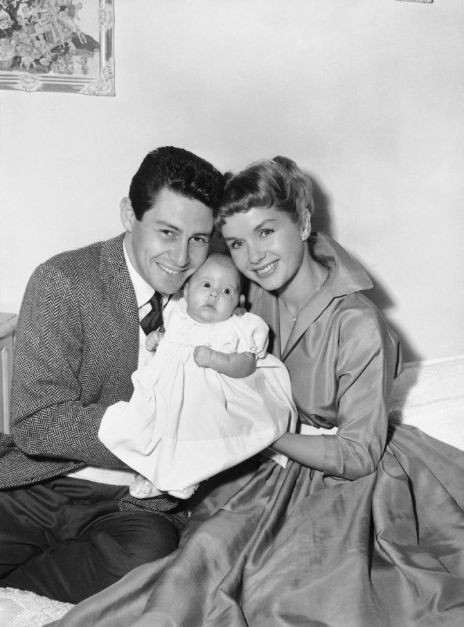 „Scanpix“ nuotr./Carrie Frances Fisher 1957 metais su tėvais Eddie Fisheris ir Debbie Reynolds
