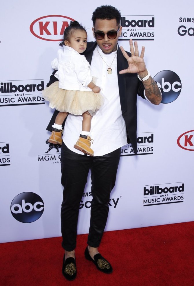 „Scanpix“/„Sipa USA“ nuotr./Chrisas Brownas su dukra