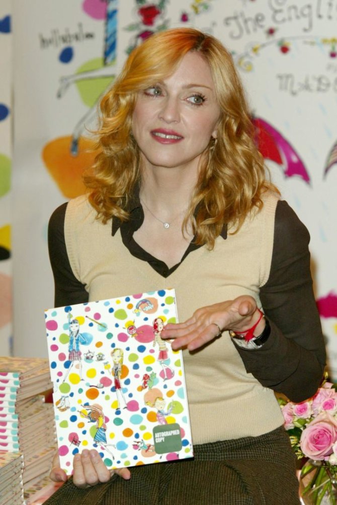 Vida Press nuotr./Madonna su savo vaikiška knygele „Anglijos rožės“ (2003 m.)