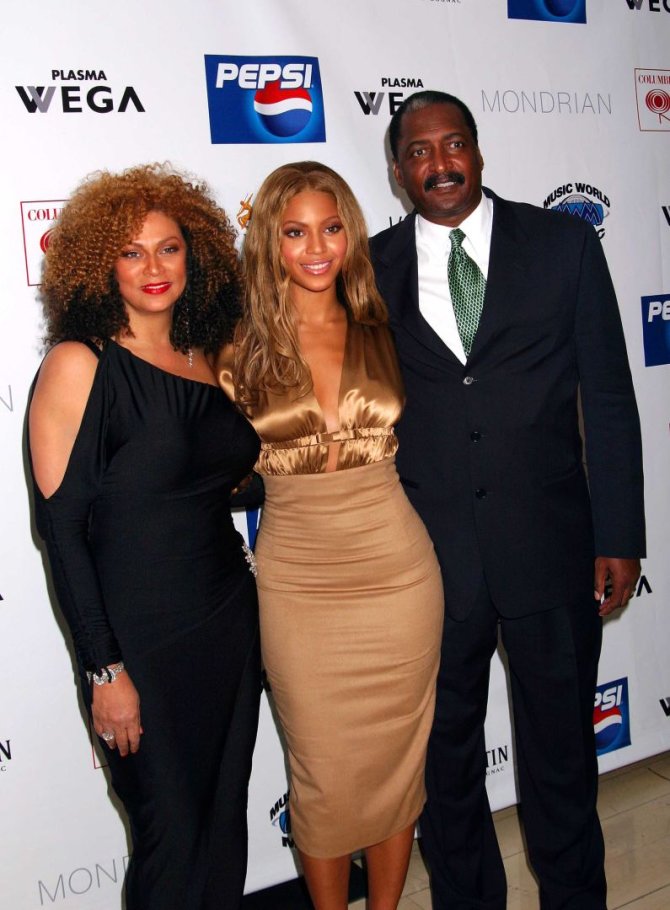 Vida Press nuotr./Tina Knowles, Beyonce ir tėvas Matthew Knowlesas