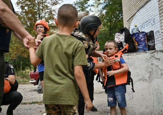 REUTERS-Scanpix nuotr./Evakuojami ukrainiečių vaikai