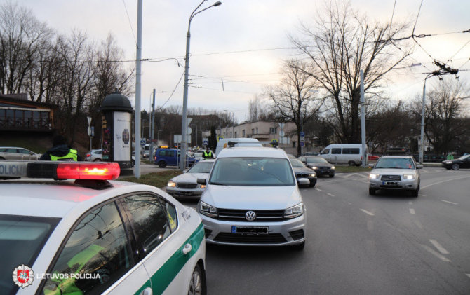 LKPT nuotr./MB ir VW avarijos vietoje Vilniuje, Olandų ir Antakalnio gatvių žiedinėje sankryžoje.