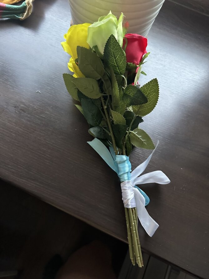 Asmeninio albumo nuotr./Gėlės, kurias Dainius Frišmantas norėjo įteikti Lady Gagai