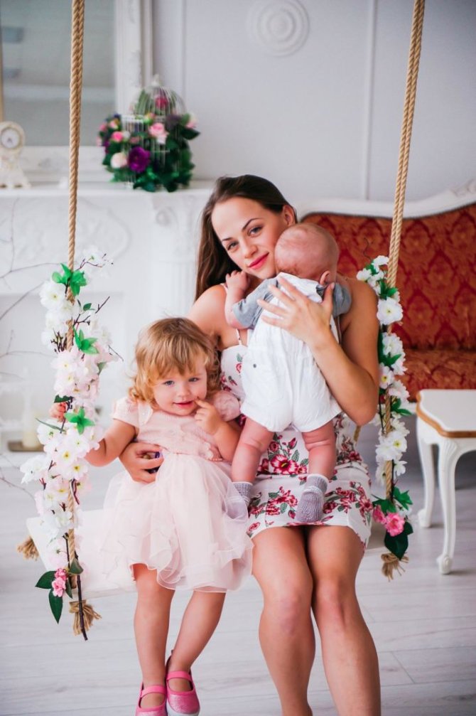  Charizma photography nuotr./Ineta Puzaraite-Žvagulienė su dukra Barbora ir sūnumi Bernardu