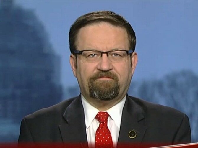 „Twitter“ nuotr./Vienas Donaldo Trumpo patarėjų Sebastianas Gorka