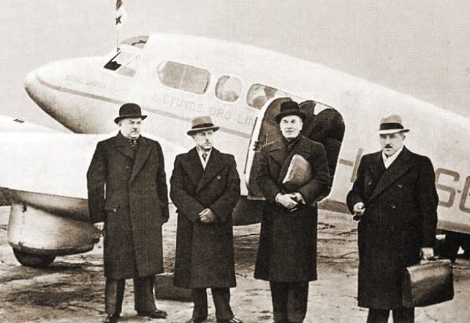 wikipedia.com nuotr./Lietuvos delegacija į Maskvą 1939 m. (Jonas Norkaitis, Stasys Raštikis, Juozas Urbšys, Kazys Bizauskas)