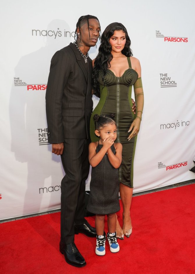 Vida Press nuotr./Travisas Scottas ir Kylie Jenner bei jųdviejų dukra Stormi
