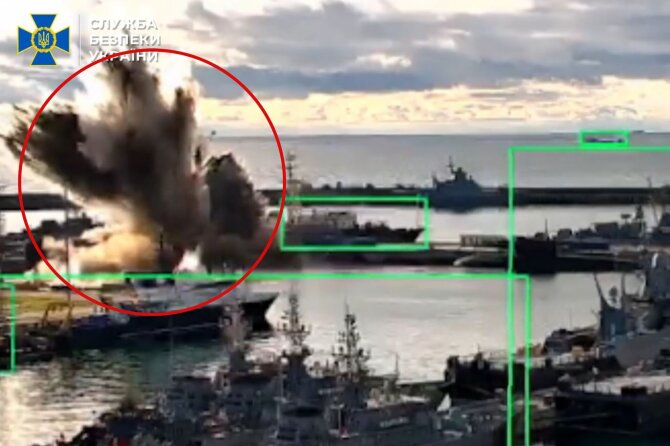 Stopkadras/Ukrainos jūriniai dronai smūgiavo Rusijos povandeniniam laivui 