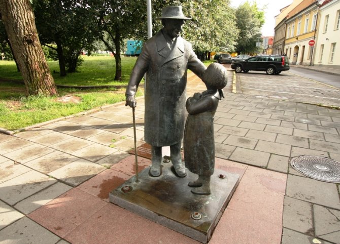 Juliaus Kalinsko / 15min nuotr./Žydų kilmės daktaro Cemacho Šabado, geriau žinomo kaip Daktraras Aiskauda, skulptūra Vilniuje.