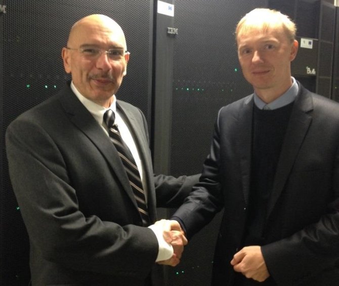 IBM nuotr./IBM viceprezidentas Bijanas Davari (kairėje) ir VU MIF informacinių technologijų prodekanas Linas Bukauskas