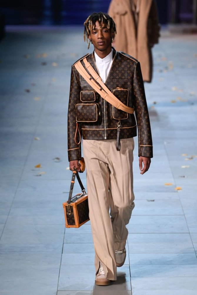 „Scanpix“/„SIPA“ nuotr./„Louis Vuitton“ 2019–2020 m. rudens ir žiemos kolekcijos modelis