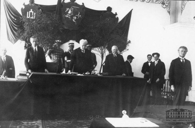 istorineprezidentura.lt nuotr/šrinktasis Prezidentas Kazys Grinius (dešinėje) prisiekia III Lietuvos Respublikos Seime 1926 m.