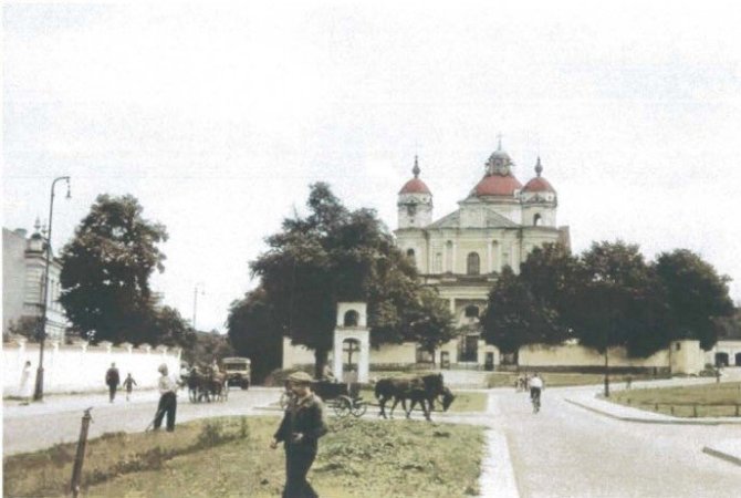 Aikštė priešais Šv. Petro ir Povilo bažnyčią 1937 m. 