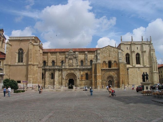 Nuotr. iš „Wikipedia“/Tyrinėtojai teigia, kad Šventasis Gralis yra Ispanijos Leono mieste esančioje Šv.Izidoriaus bazilikoje