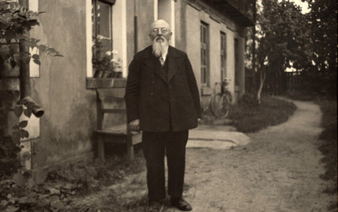 Pagėgių savivaldybės Martyno Jankaus muziejaus nuotr./Martynas Jankus prie spaustuvės Bitėnuose pastato 1938 m.