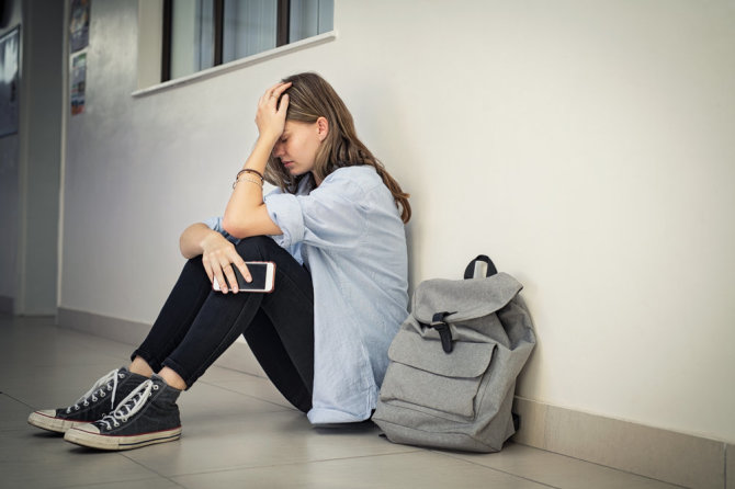 Shutterstock nuotr./Daug paauglių dėl kasdienio socialinių tinklų naudojimo jaučia FOMO