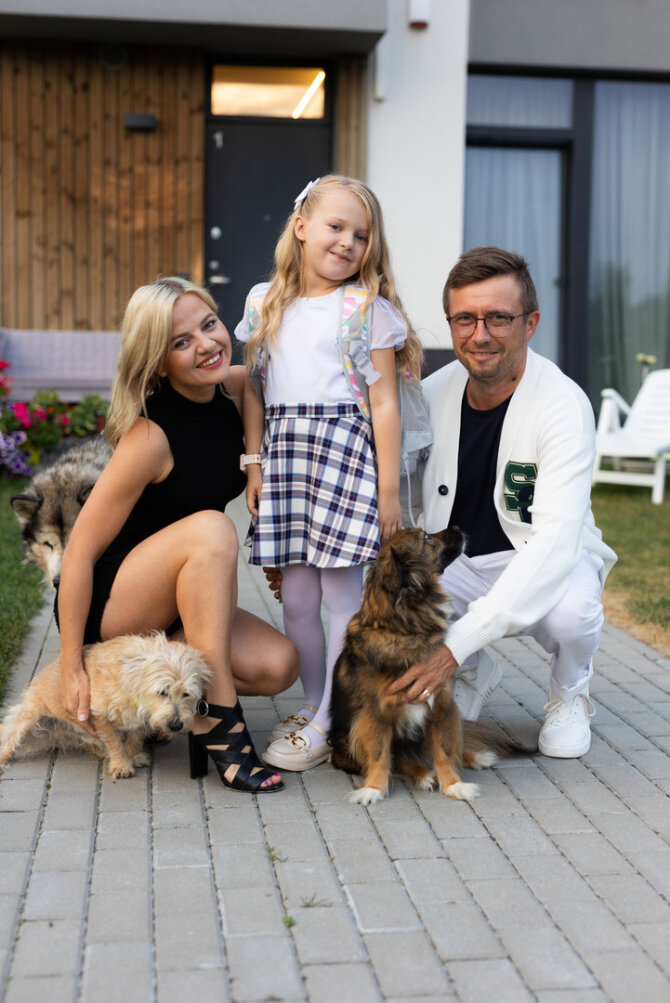 Gretos Skaraitienės / BNS nuotr./Marius Jampolskis su žmona Renata ir dukra Vilte