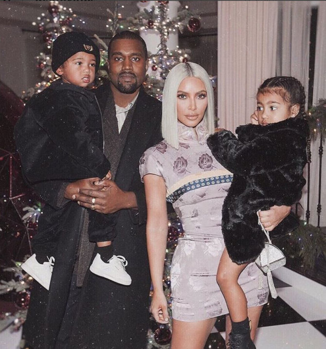 „Instagram“ nuotr./Kim Kardashian ir Kanye Westas su vaikais Saintu ir North