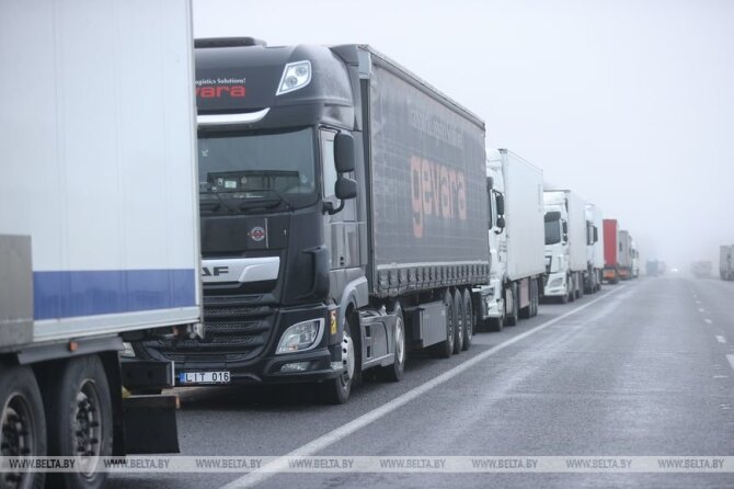 Stop kadras iš belta.by video/Baltarusijoje įstrigę Lietuvos įmonių vilkikai