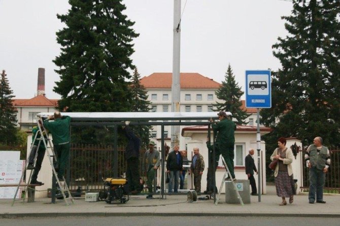 Kaune pradėtos įrenginėti stoginės tose stotelėse, kur jos buvo nuardytos.