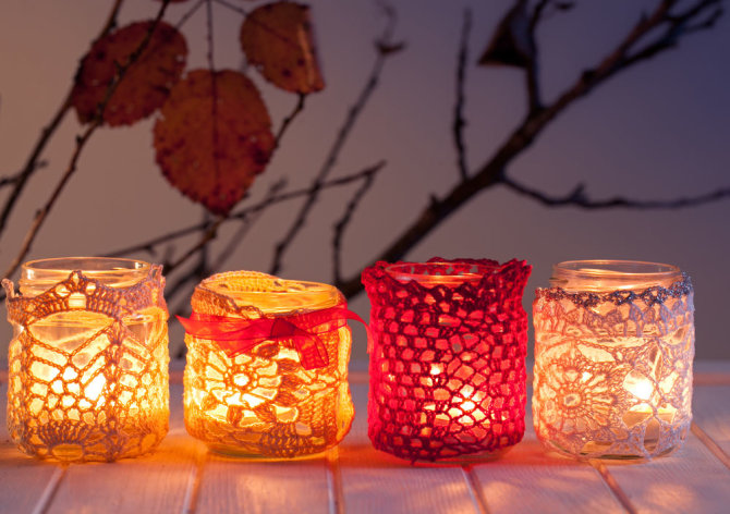 Shutterstock nuotr./Žvakidės, papuoštos nėriniais.