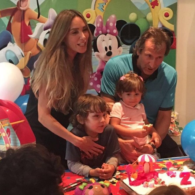 „Instagram“ nuotr./Natalia Streignard su vyru Donato Calandriello ir vaikais Jacques'u bei Gia
