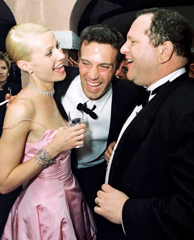 AOP nuotr./Gwyneth Paltrow, Benas Affleckas ir Harvey Weinsteinas 1999-aisiais „Oskarų“ vakarėlyje