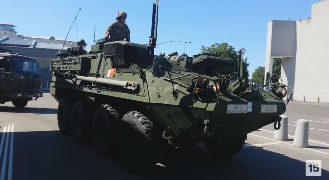 Kadras iš filmuotos medžiagos/JAV ratiniai šarvuočiai „Stryker“