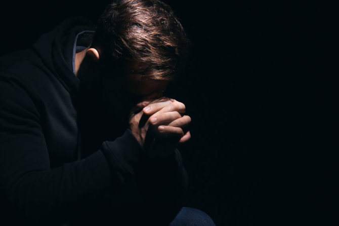 123RF.com nuotr./Vyras meldžiasi