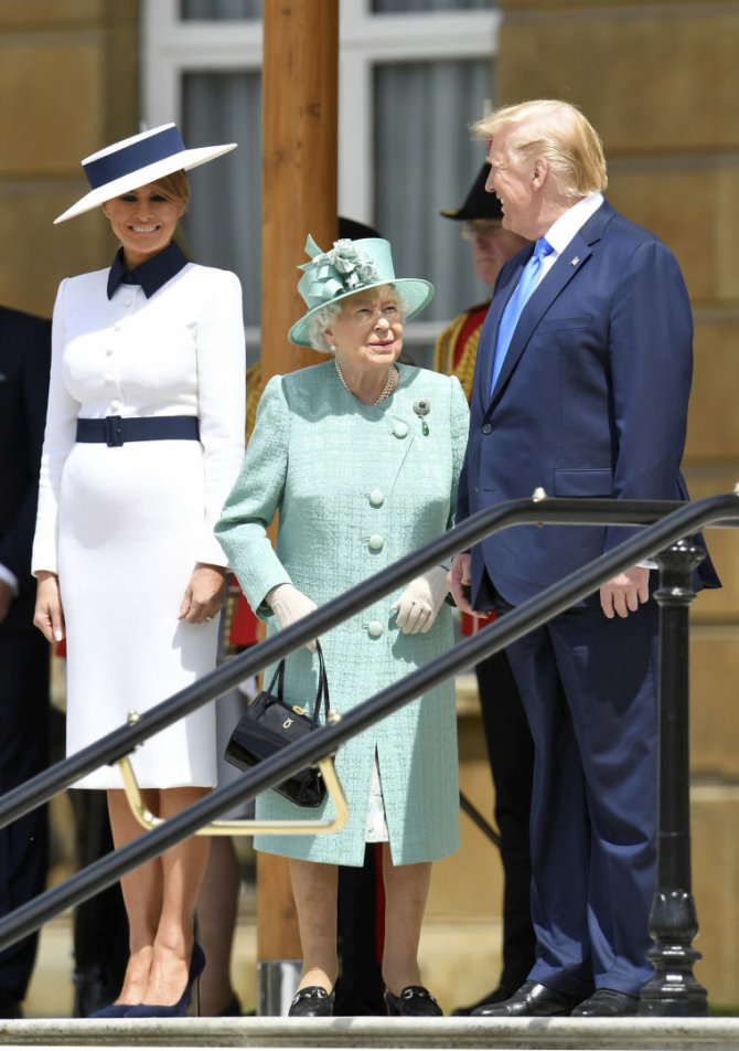 AFP/„Scanpix“ nuotr./Melania Trump, karalienė Elizabeth II ir Donaldas Trumpas