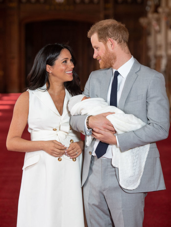 „Scanpix“ nuotr./Princas Harry ir Meghan Markle pasauliui pristatė savo kūdikį