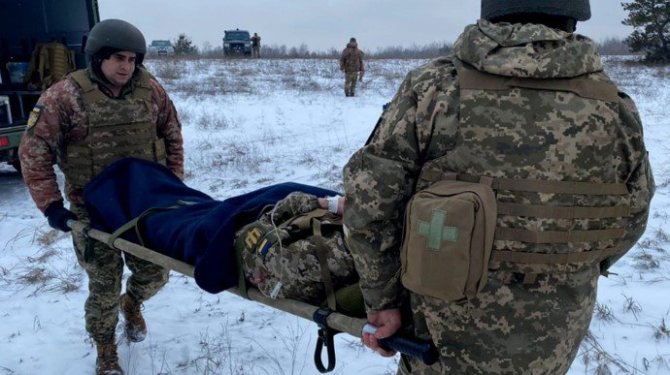 Ukrainos kariuomenės nuotr./Sužeistas Ukrainos karys