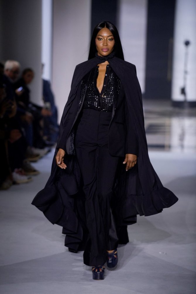 AFP/„Scanpix“ nuotr./„Lanvin“ 2022 m. pavasario ir vasaros kolekcijos modelis: Naomi Campbell