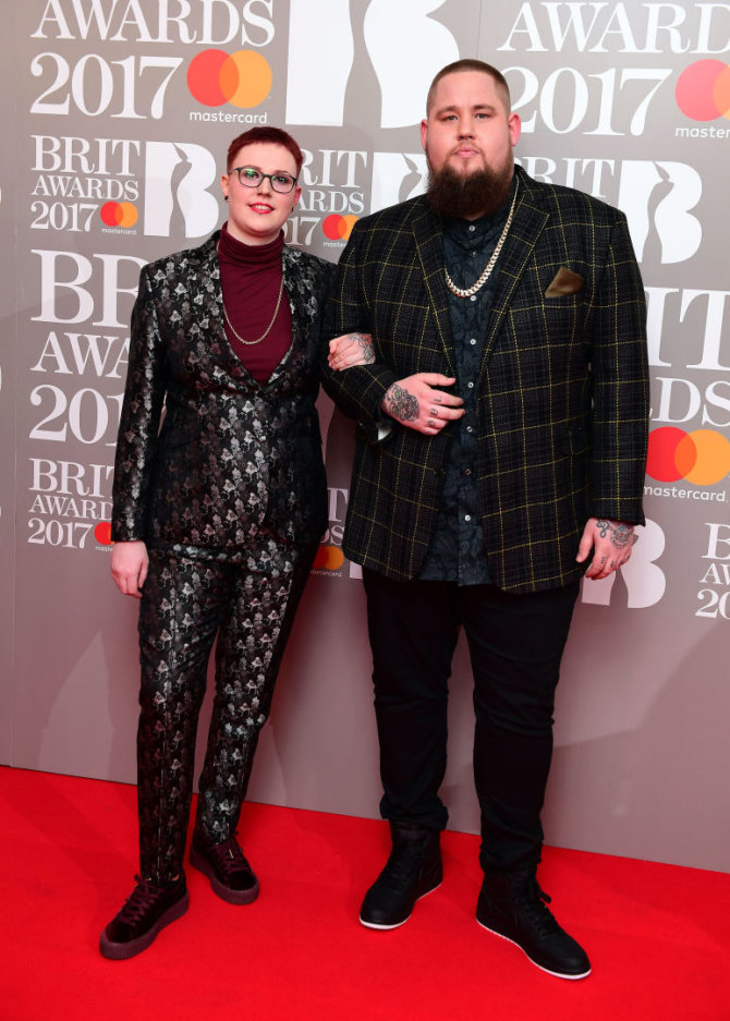 Atlikėjas Rag'n'Bone Man su žmona Beth Rouy