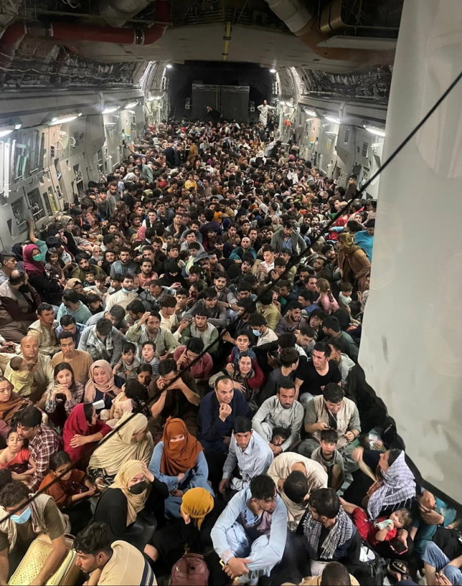 „Reuters“/„Scanpix“ nuotr./Šimtai žmonių JAV kariniame lėktuve Kabule
