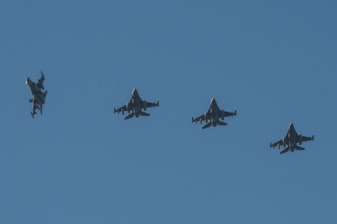 JAV ambasados Lenkijoje nuotr./Naikintuvai F-16 ir kiti JAV lėktuvai jau Lenkijoje