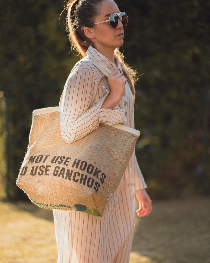 Asmeninio archyvo nuotr./Monika Tamulionytė ir jos siūta rankinė iš kavos maišų