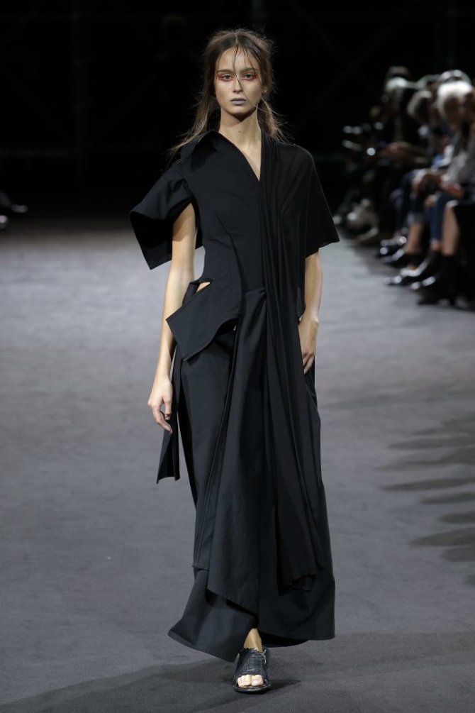 „Scanpix“/„SIPA“ nuotr./„Yohji Yamamoto“ 2019 m. pavasario ir vasaros kolekcijos modelis