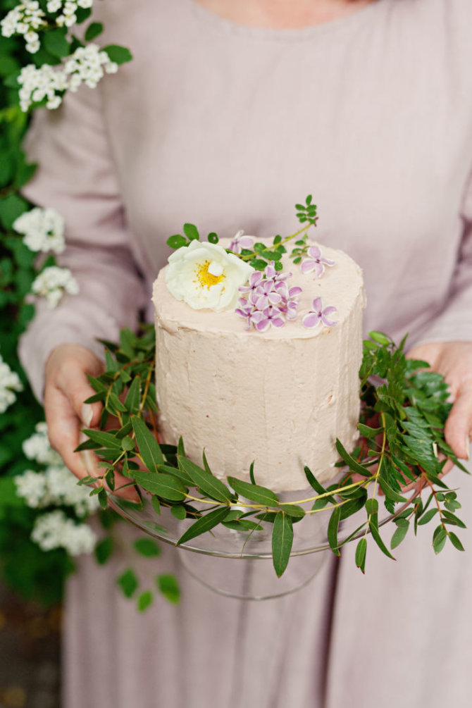 „Fotopastelė“ nuotr. /Rožėmis kvepiantis rabarbarų tortas