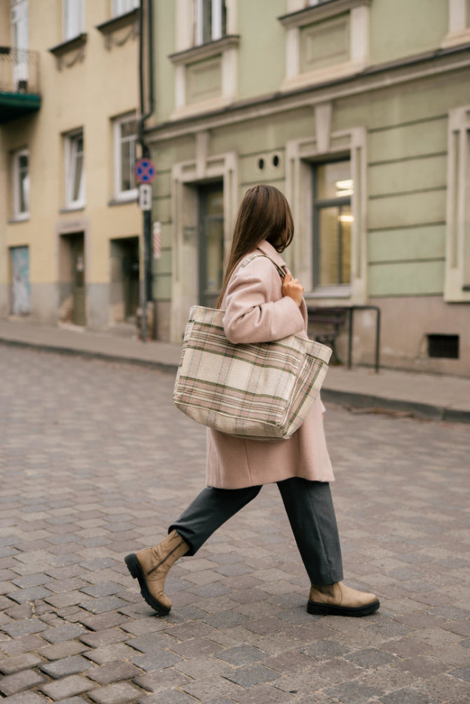 Asmeninio archyvo nuotr./Monika Tamulionytė ir jos siūta rankinė iš kavos maišų