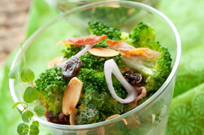 Salotos su  brokoliais ir razinomis