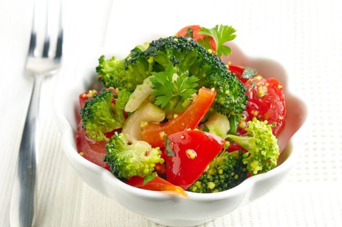 Šviežios brokolių ir pomidorų salotos