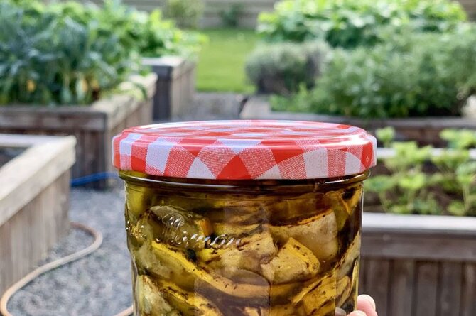 Keptos cukinijos, konservuotos alyvuogių aliejuje